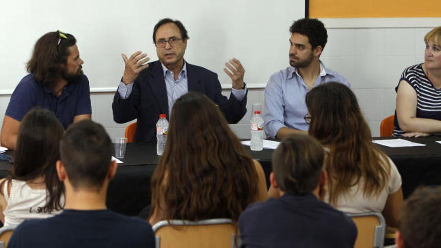 Vicent Soler da una clase sobre infrafinanciación en el I.E.S.Manuel Sanchis Guarner