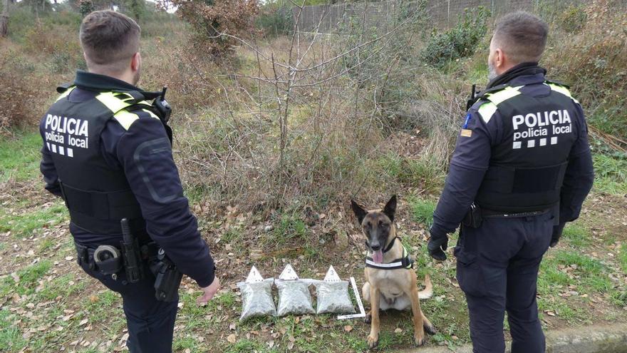 Se salten un control a Vidreres, abandonen el cotxe a Caldes i llancen bosses amb marihuana