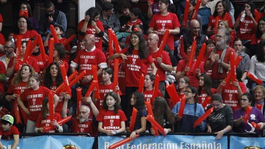 Afición del Porriño, en la última edición de Copa // R. GROBAS