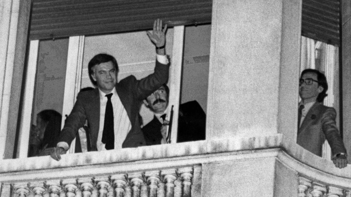 Felipe González y Alfonso Guerra la noche de la victoria del PSOE el 28 de octubre de 1982.