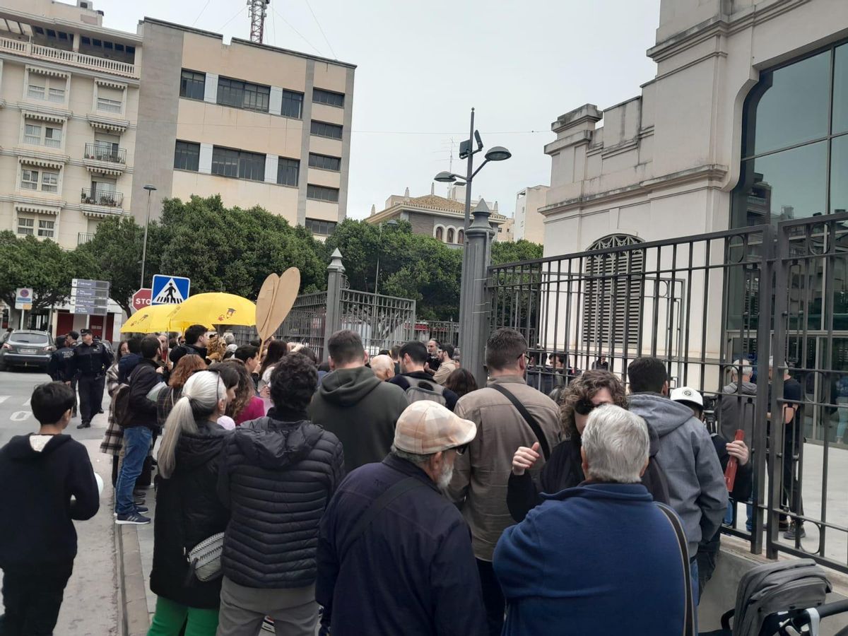 Un momento de la protesta de la Plataforma IES Palmeral de Orihuela junto a la Lonja Auditorio en la que realizaba el acto Mazón