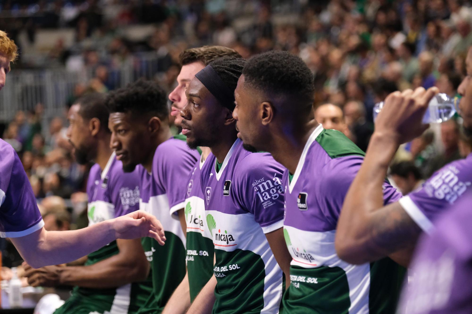 La afición celebra el título de Copa en la previa del Unicaja - Girona