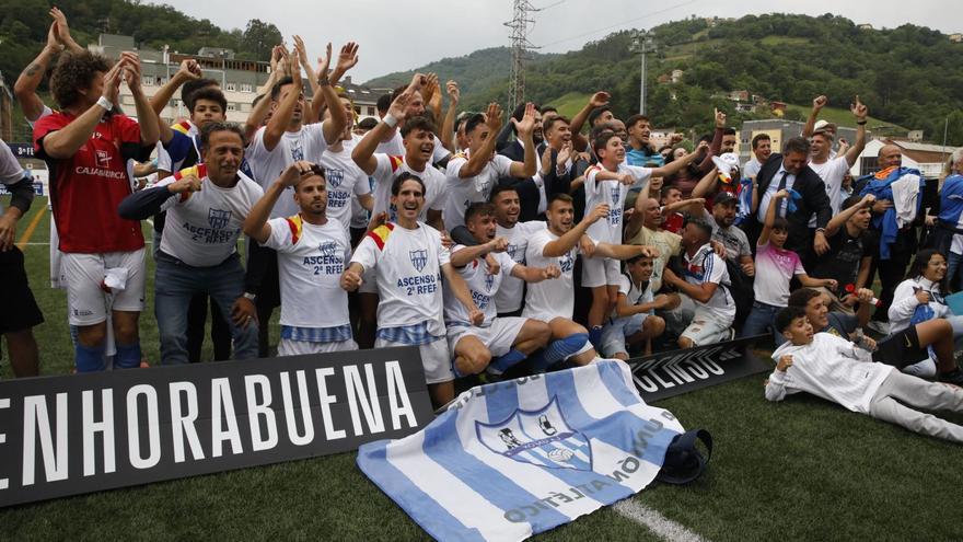 Los jugadores de La Unión, celebrando el ascenso. | ÁNGEL GONZÁLEZ/LNE