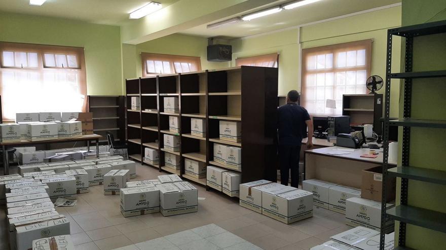 El interior de la Biblioteca Torrente Ballester durante el proceso para vaciarla. |   // FDV