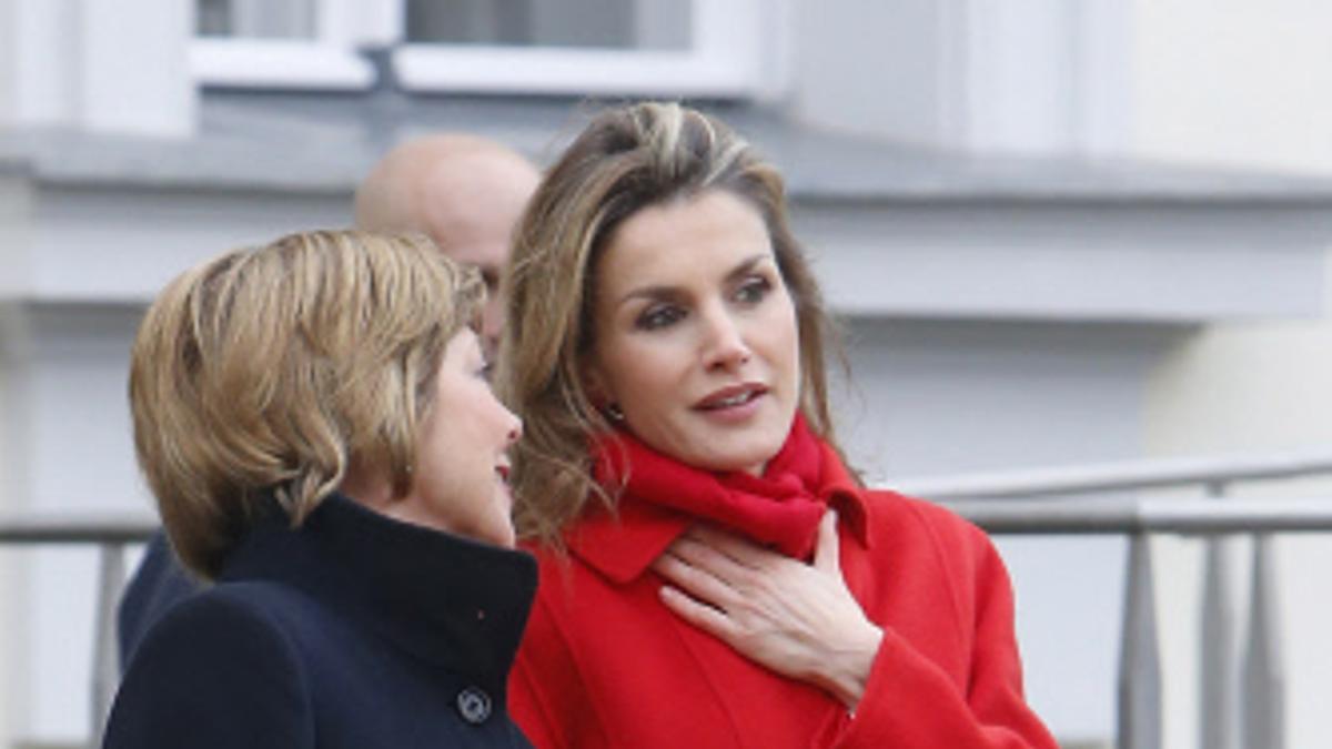 Doña Letizia: rojo por fuera, blanco y negro por dentro - Woman