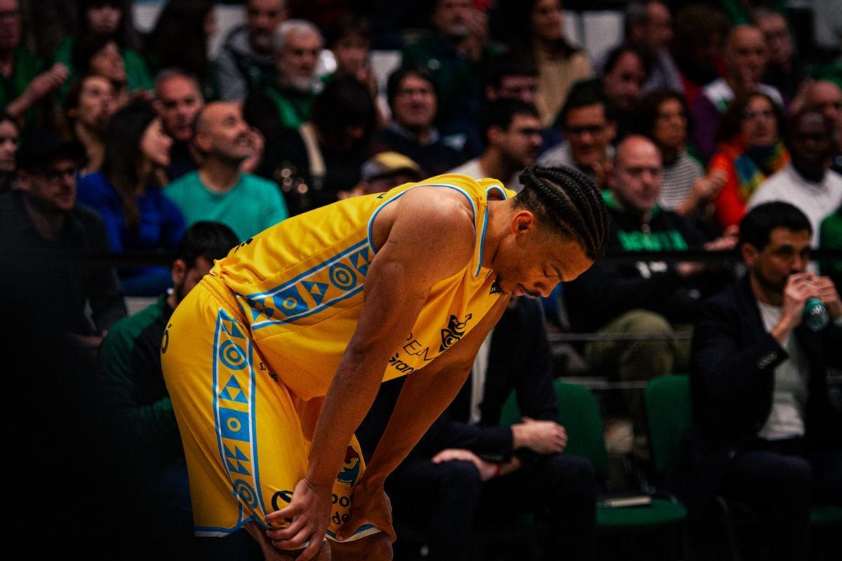 Isaiah Wong se lamenta por una ocasión fallada en el duelo del domingo ante el Joventut.