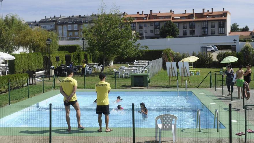 Piscina en las antiguas instalaciones deportivas de la fábrica de armas en 2014.