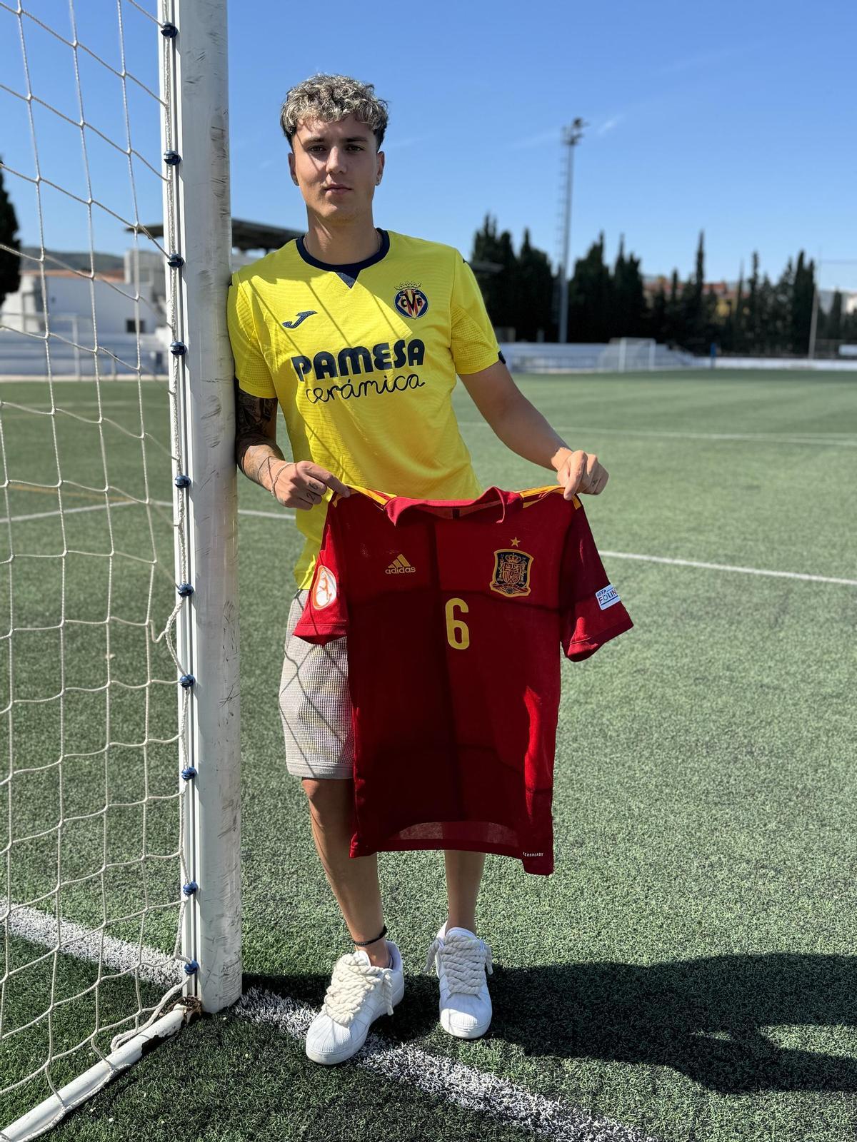 Gerard Hernández, ayer con las camisetas del Villarreal y de España, en el campo de fútbol de Llorenç del Penedès.