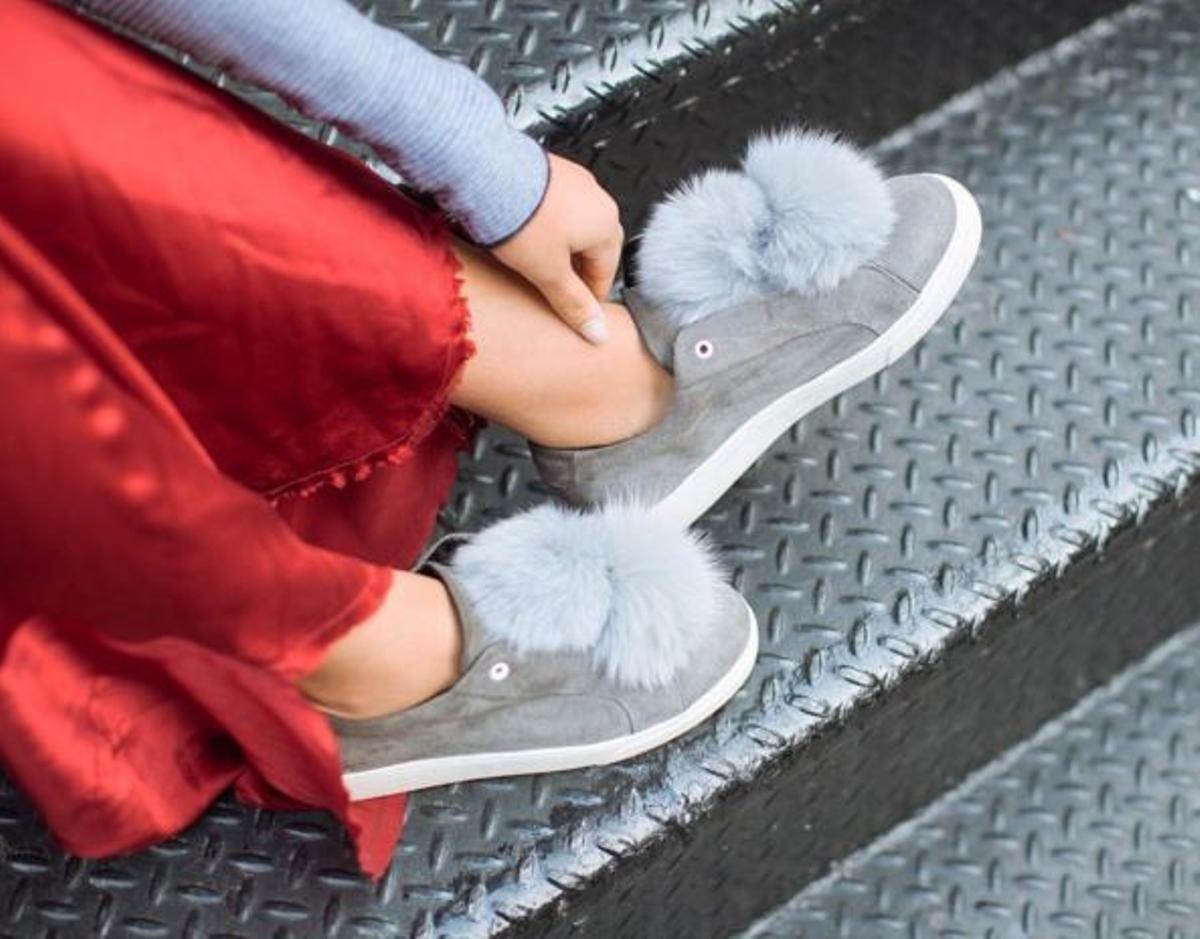 Zapatillas con pompones, gris claro