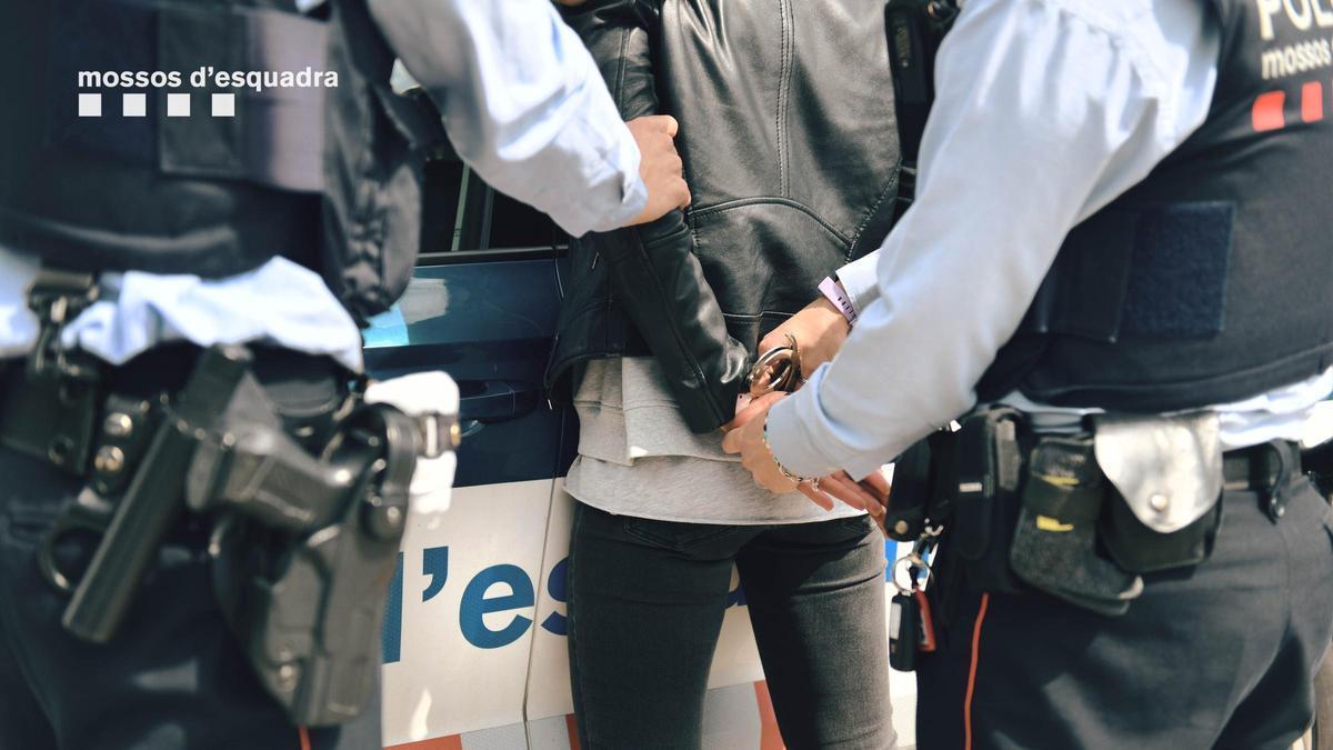 Una detenció efectuada pels Mossos d'Esquadra, en una imatge d'arxiu.