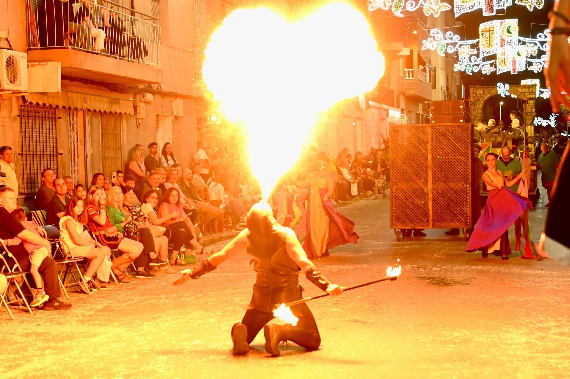 Dragones de San Jorge corona una Entrada Cristiana en Crevillent con un boato de 1.300 participantes
