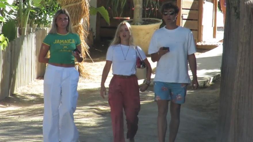 Jon Kortajarena disfruta de Ibiza junto a su gran amiga Alejandra Onieva