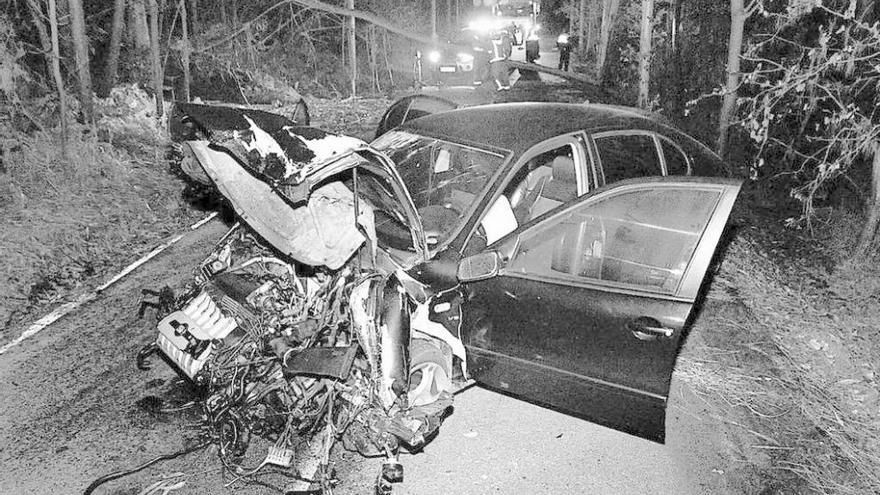 Accidente, en uan vía secundaria en la localidad pontevedresa de Vilanova. // Iñaki Abella