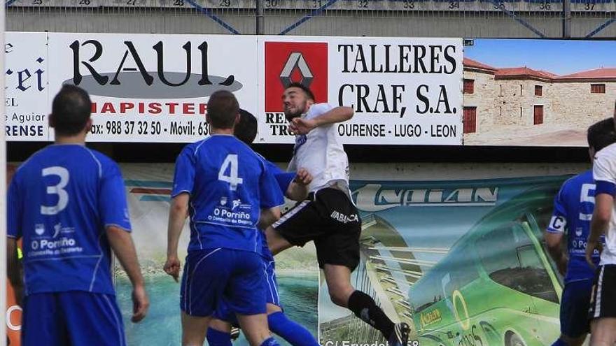 Un jugador del Ourense CF remata de cabeza un córner. // Jesús Regal