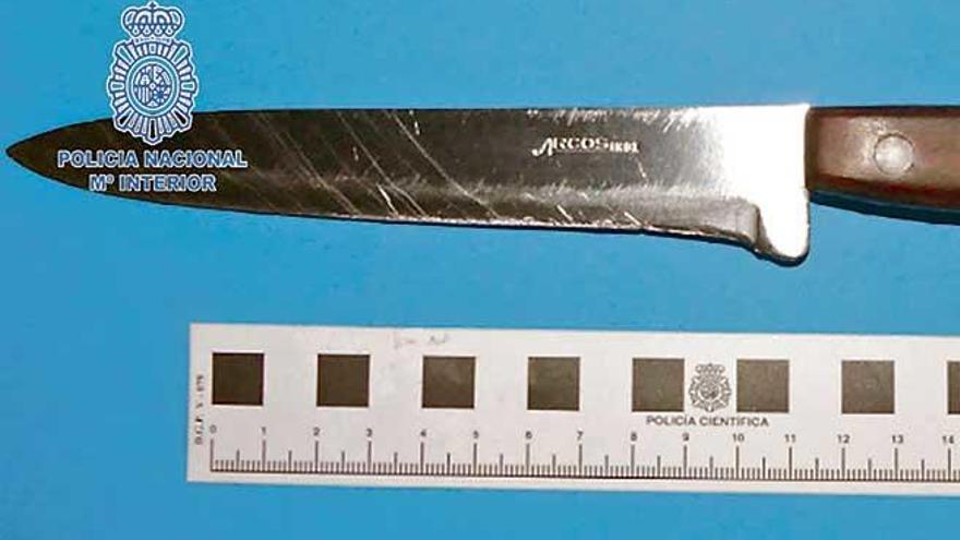 El cuchillo jamonero utilizado durante los asaltos fue intervenido por la Policía Nacional.