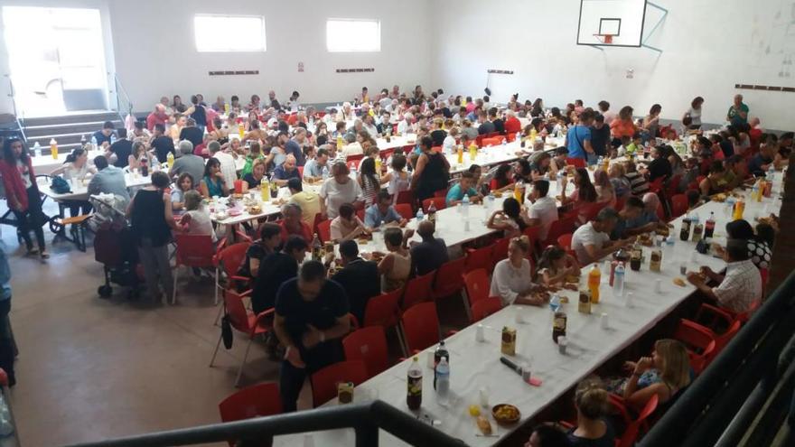 Un momento de la paellada celebrada ayer en La Hiniesta.