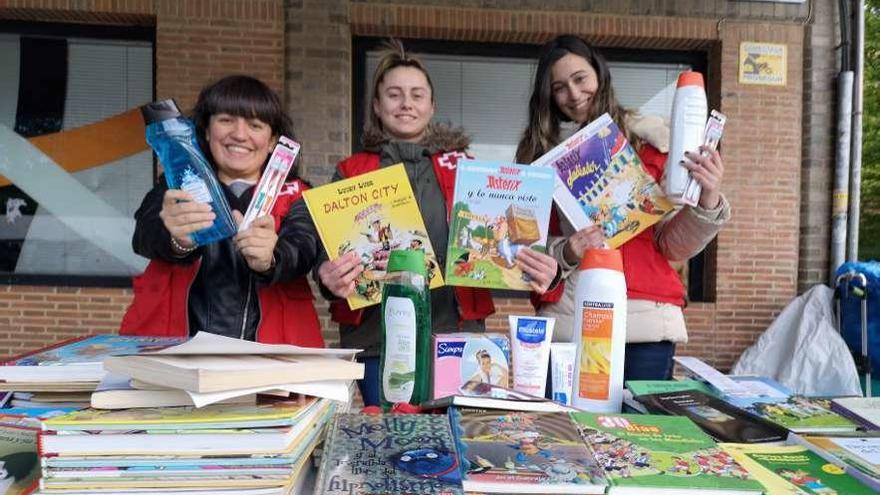 Libros a cambio de productos de higiene en el parque de la Paz de Lugones