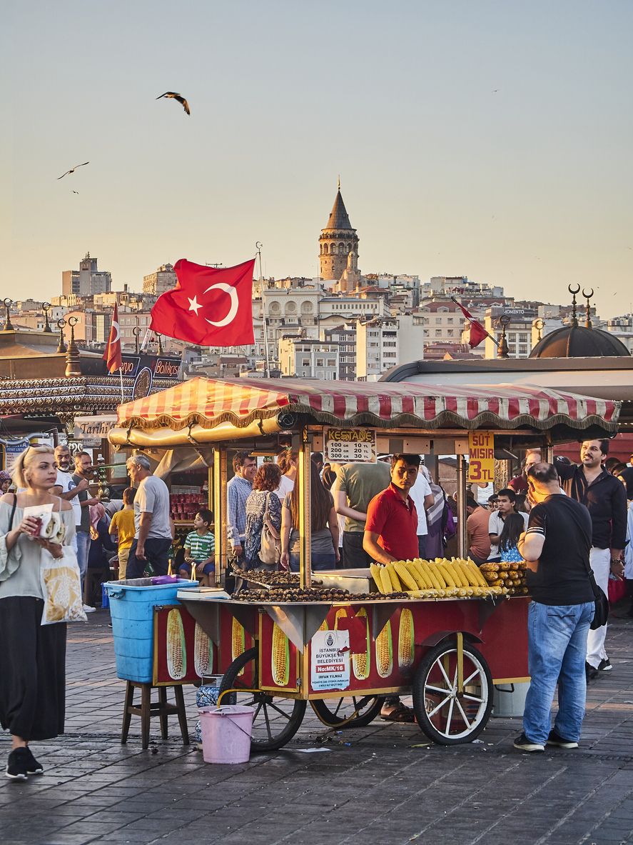 Puesto de comida callejera en Estambul frente a la Torre de Gálata
