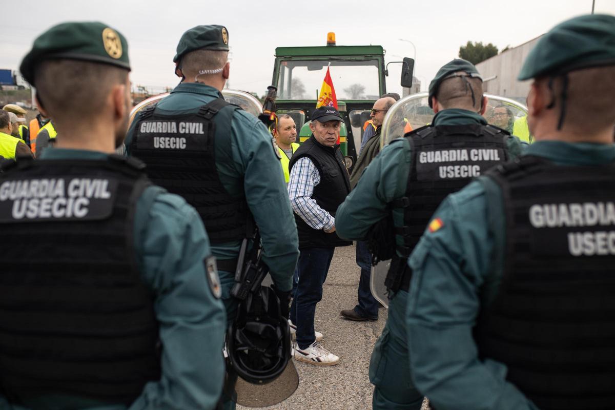 Agentes de la Guardia Civil frente a los agricultores en la concentración de tractores en Madrid.