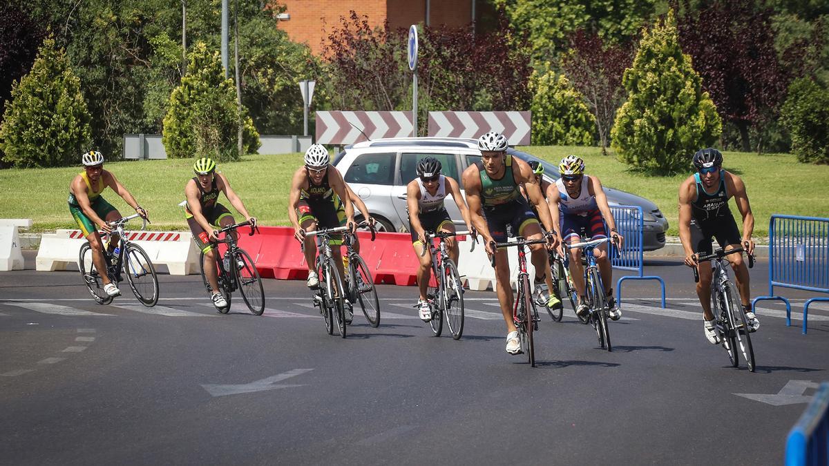 Participantes de una de las ediciones anteriores del Triatlón Puerta Palmas.