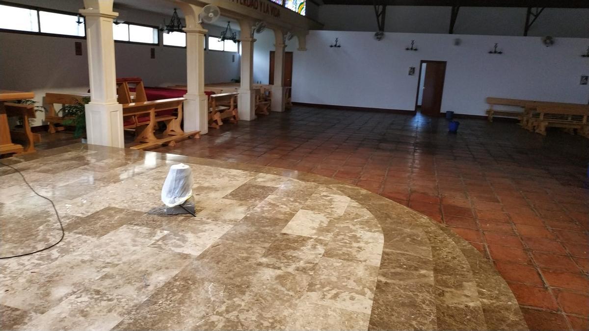 Interior de la iglesia, donde se han retirado bancos y demás enseres.