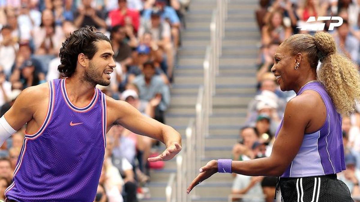 Carlos Alcaraz y Serena Williams se felicitan tras conseguir un punto