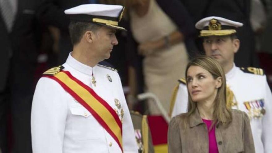 Los Príncipes presiden la jura de bandera en Marín