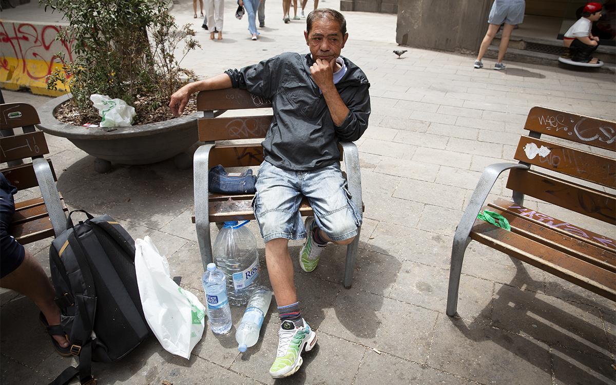 Octavio vive en la calle y sufre los efectos del calor