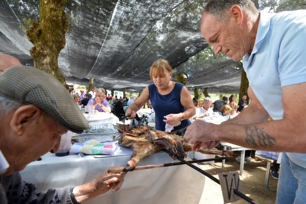 Moraña fue hoy el templo del carneiro ao espeto, plato que degustaron los vecinos y los visitantes acompañado de empanadas de zorza o bacalao con pasas