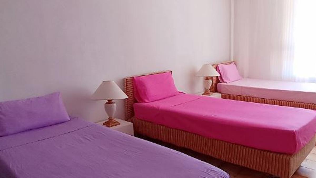 Las tres camas de la habitación compartida del piso de ses Figueretes (Ibiza)