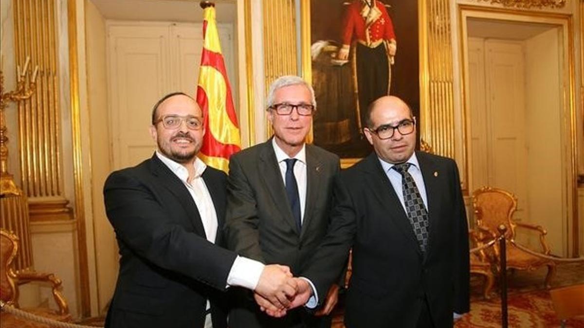El alcalde de Tarragona, Josep Fèlix Ballesteros (PSC), entre los portavoces municipales del PPC, Alejandro Fernández, y de Unió, Josep Maria Prats.