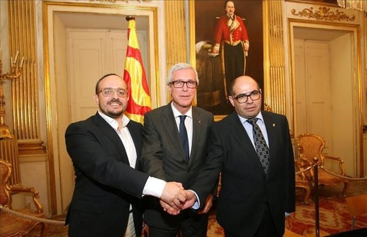 El alcalde de Tarragona, Josep Fèlix Ballesteros (PSC), entre los portavoces municipales del PPC, Alejandro Fernández, y de Unió, Josep Maria Prats.