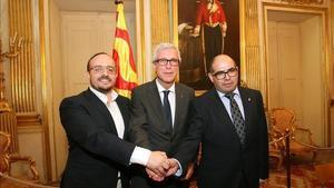 El alcalde de Tarragona, Josep Fèlix Ballesteros (PSC), entre los portavoces municipales del PPC, Alejandro Fernández, y de Unió, Josep Maria Prats.