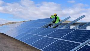 Les energies renovables en el punt de mira després de l’apagada: Pot ser que el món no estigui preparat per només dependre d’elles»