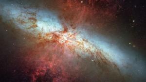 Esta supernova denominada SN 2014J, en la galaxia M82, es la más cercana de su tipo descubierta en las últimas décadas: se ubica a una distancia de aproximadamente 11,5 millones de años luz de la Tierra. Este tipo de estructuras y su crecimiento ponen en duda las consideraciones científicas sobre la tasa de expansión del Universo.