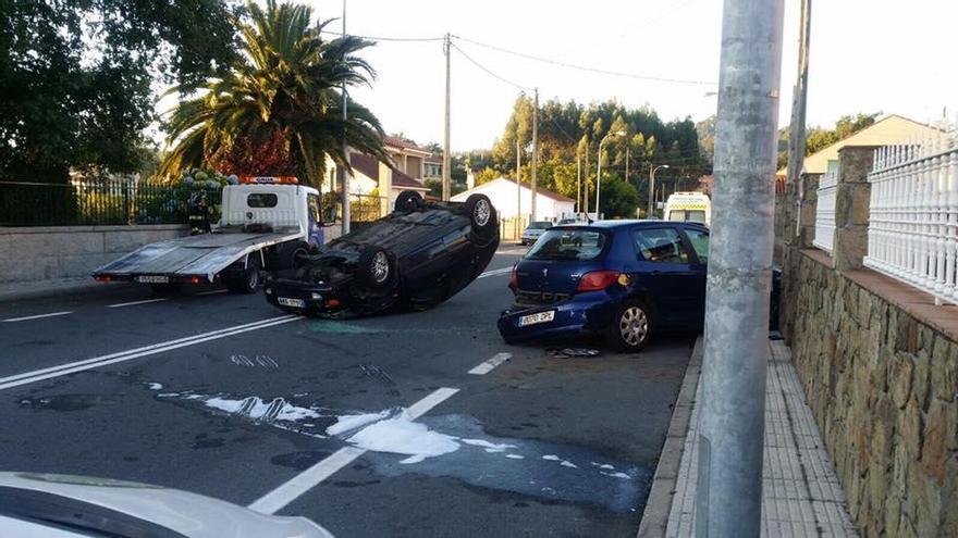 Dos heridos leves tras chocar dos turismos en la carretera de Cornazo y volcar uno de ellos