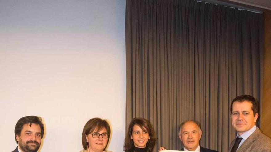 La consejera Pilar Varela, segunda por la izquierda, con responsables del Hogar al recibir el premio &quot;José Lorca&quot; en Oviedo.