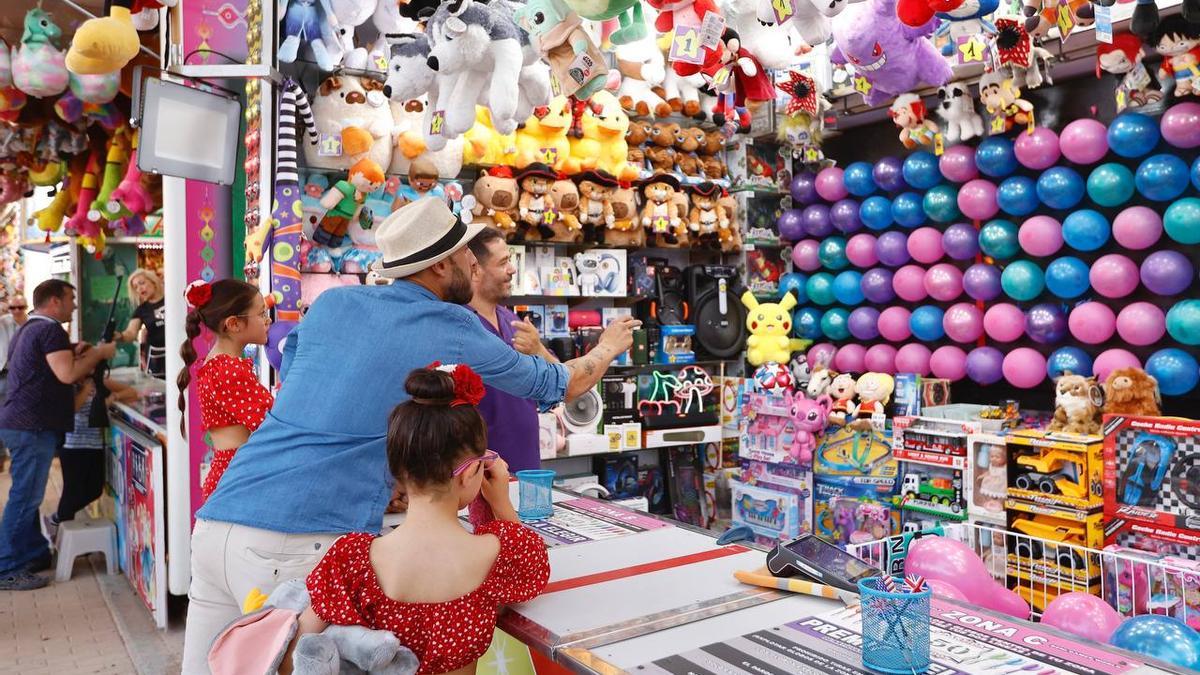 Un hombre lanza un dardo en uno de los puestos de la Feria de Córdoba, este martes.