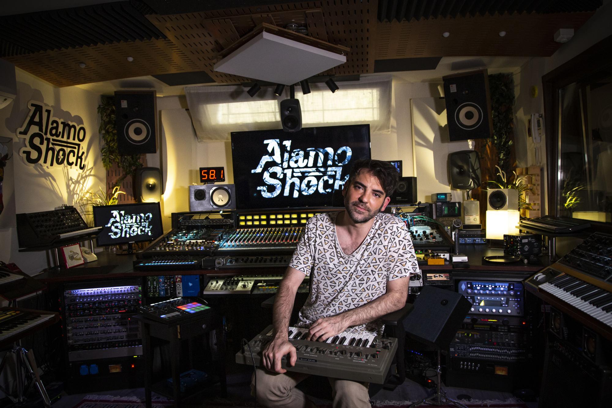 Guille Mostaza es el propietario del estudio Alamo Shock, donde también ejerce como productor de talentos nuevos y veteranos.