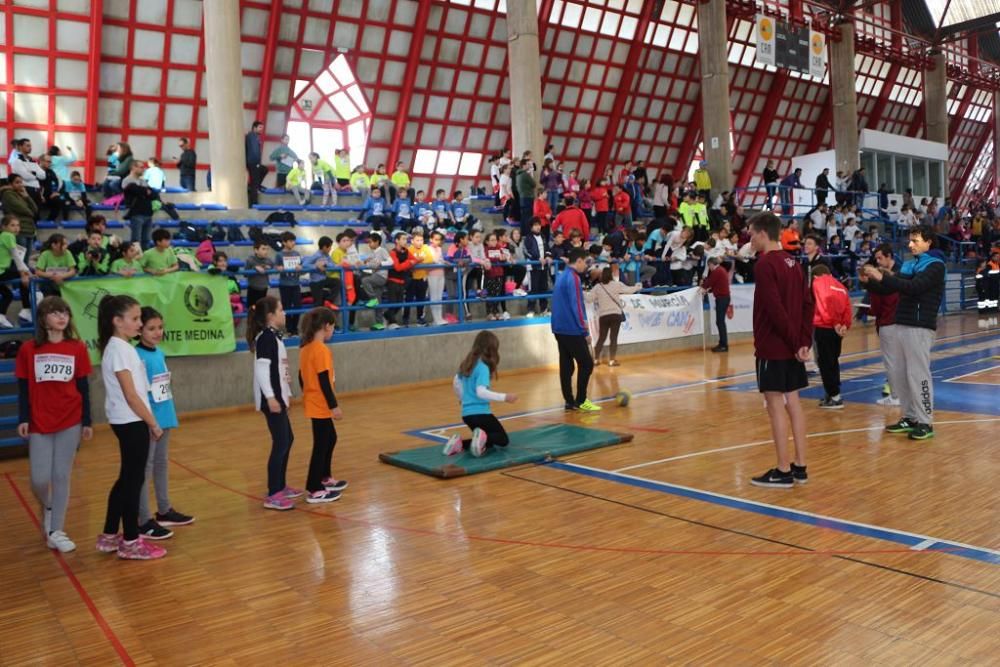 Jugando al atletismo en Alcantarilla