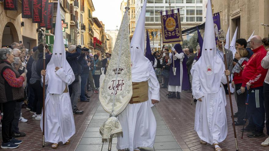 La procesión de los Estandartes inunda de solemnidad el centro de Palma