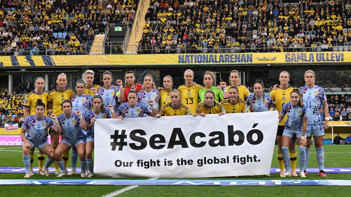 La selección española y sueca posan con una pancarta que dice &quot;#se acabó, nuestra lucha es la lucha global&quot; antes del partido