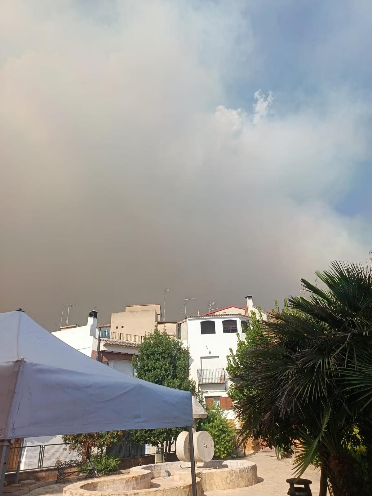 El incendio visto desde Gátova minutos antes de la evacuación del municipio