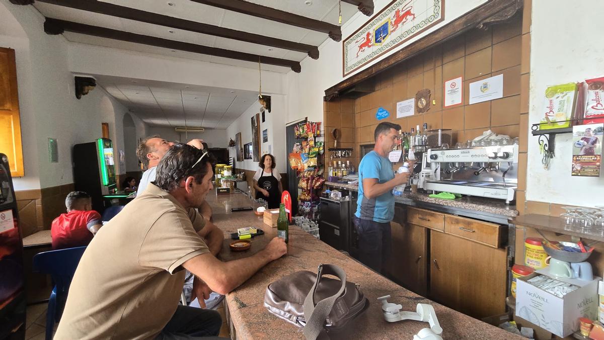 Clientes en el bar La Coqueta de Montoro este martes.