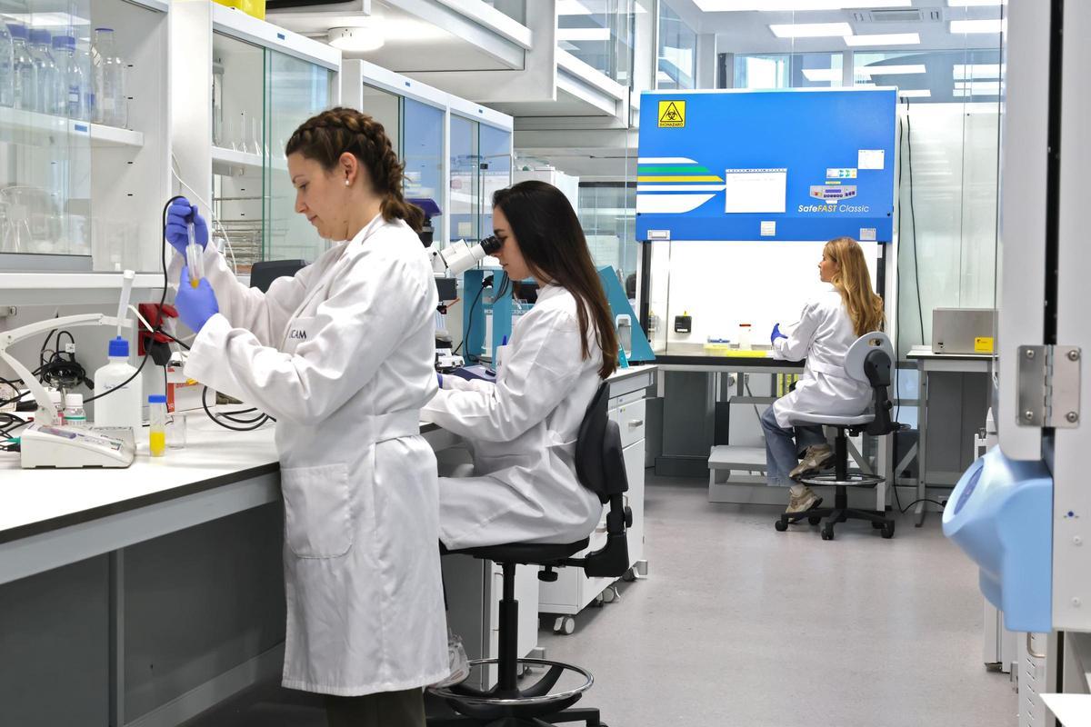 Investigadoras de la UCAM en uno de los laboratorios de la institución.