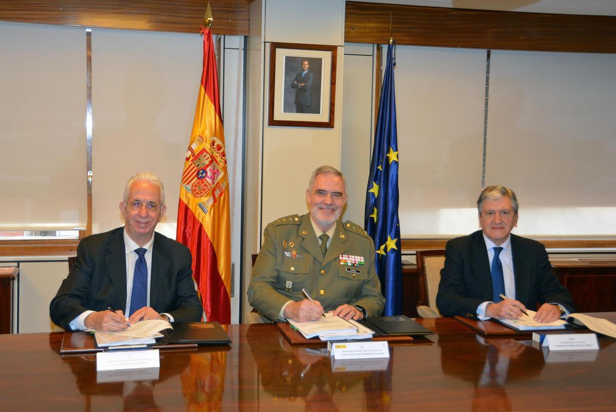 De izq. a dcha., Javier Murillo (Adeslas), Coronel José Javier Rodrigo (ISFAS) y Enrique de Porres (ASISA)