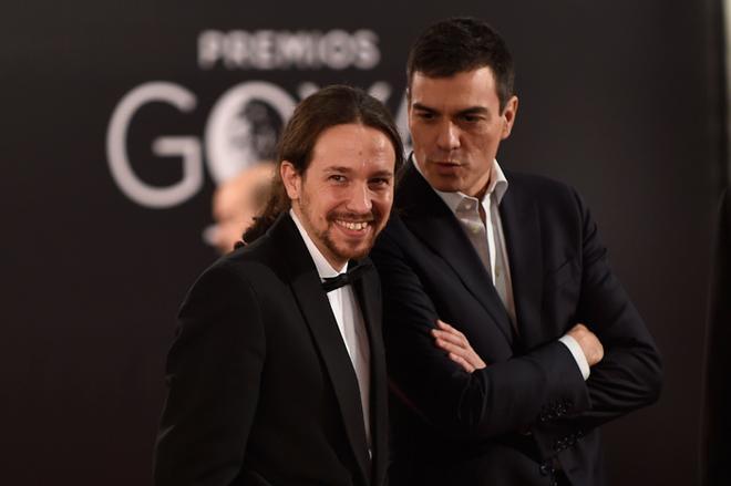Pablo Iglesias con smoking junto a Pedro Sánchez en los Premios Goya 2016