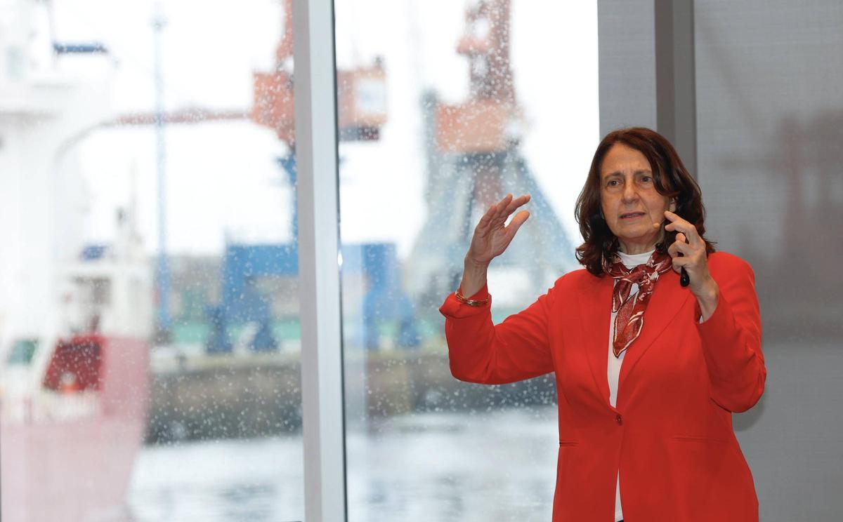 Alessandra Velluci, este lunes, en el puerto de El Musel.