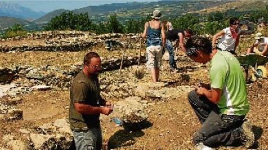 L&#039;equip d&#039;arqueòlegs de la Universitat de Barcelona ahir al turó del Castellot de Bolvir