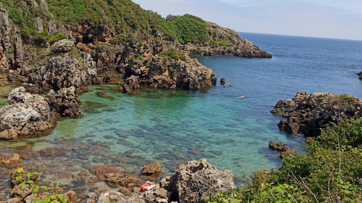 La playa de Isla Entrellusa, en la ciudad de vacaciones de Perlora